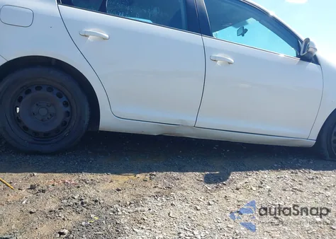 2010 Volkswagen Jetta S z USA, uszkodzony, nr VIN 3VWJZ7AJ2AM022183